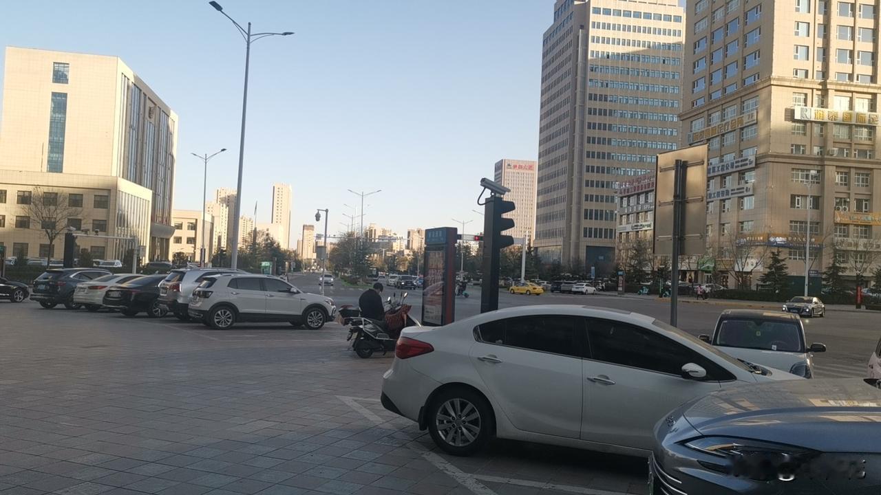 昨天物业缴纳水费，听物业说我家楼顶上的一家将房子出租了，搬到自家院子小院子里住去