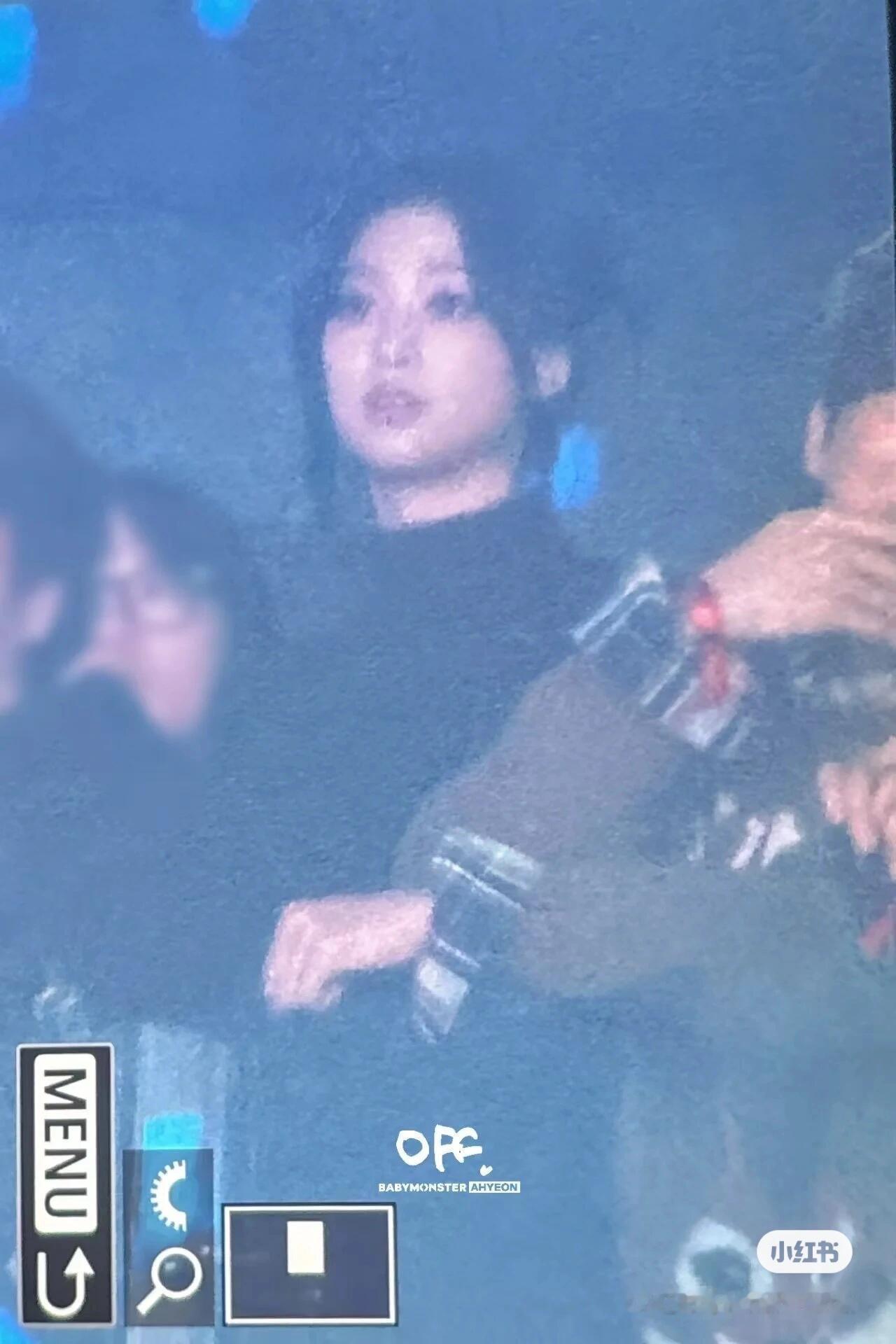 权志龙演唱会上被粉丝拍到的郑雅譞 