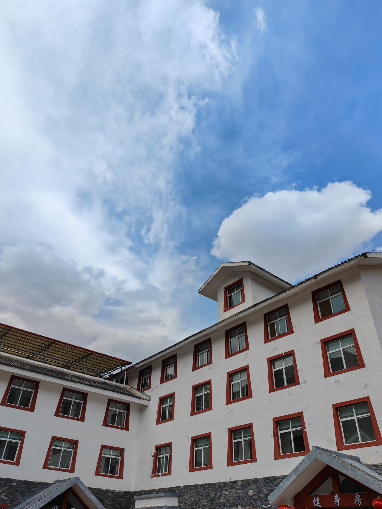 这几天有一笔存款到期了，我在思考要不要换一家银行去存，因为四大银行利息太低了，小