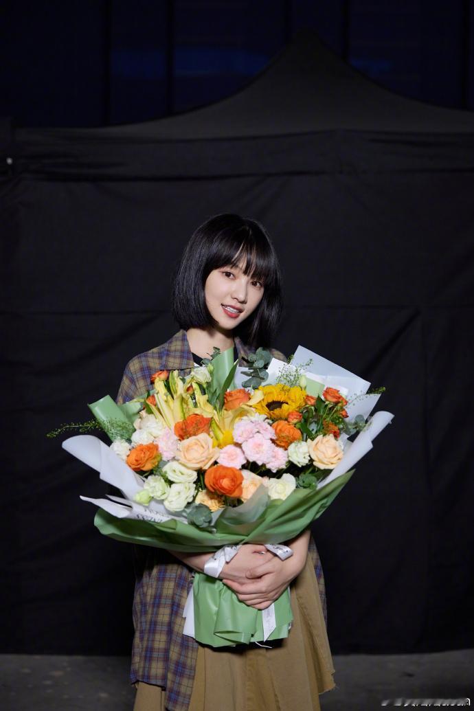 #黄灿灿晒成家杀青照##黄灿灿捧花照# 黄灿灿晒出的成家杀青照传递力量，恬恬杀青