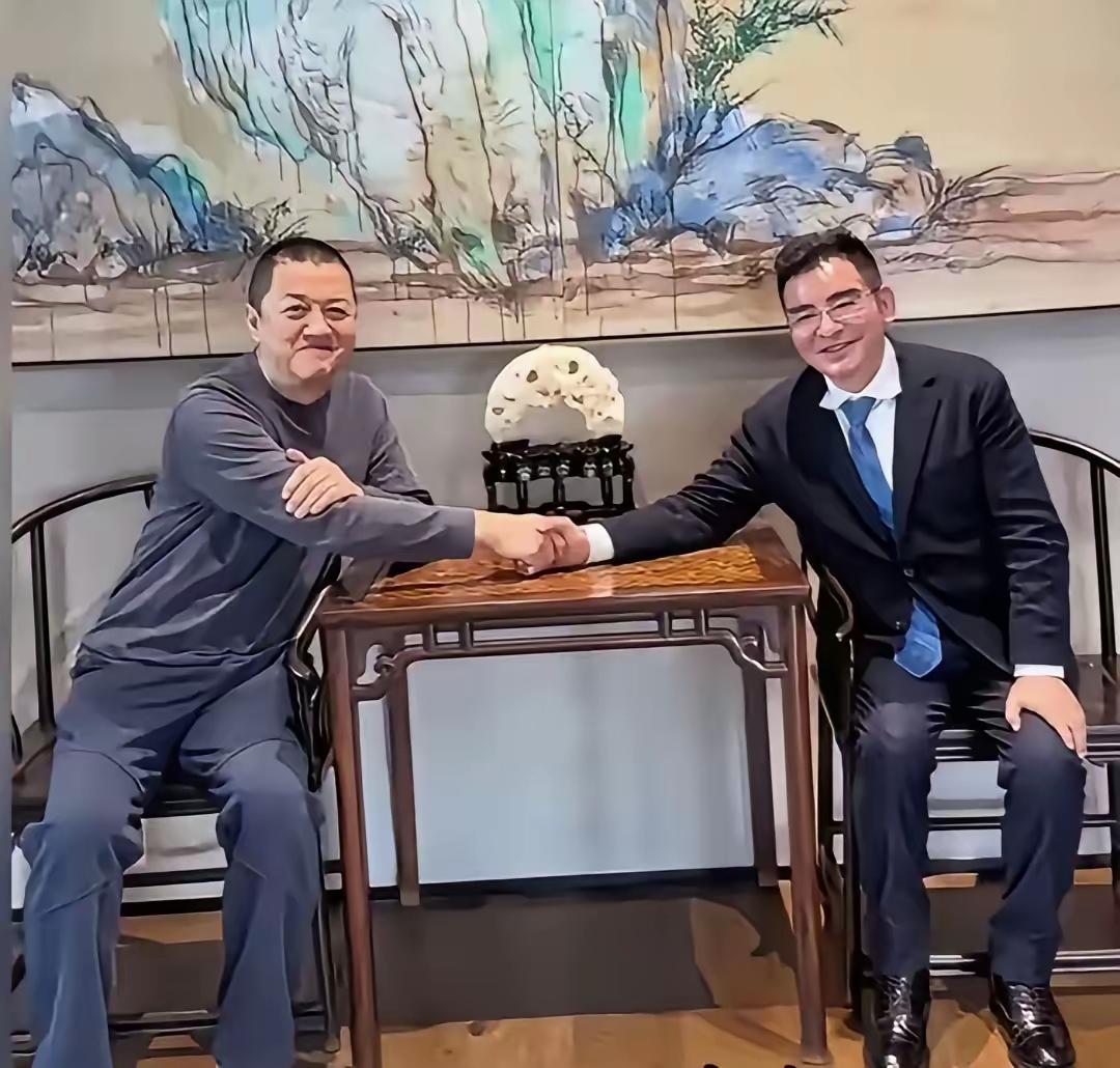 李亚鹏陈光标这次握手，可不止是俩名人的合影！一个从商海浮沉到投身公益，一个向来高