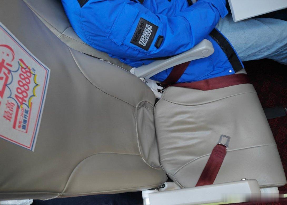 为什么飞机座位靠背那么难受何止靠背！整个座椅舒适性太糟糕啦！①坐垫薄而硬还坐穿，