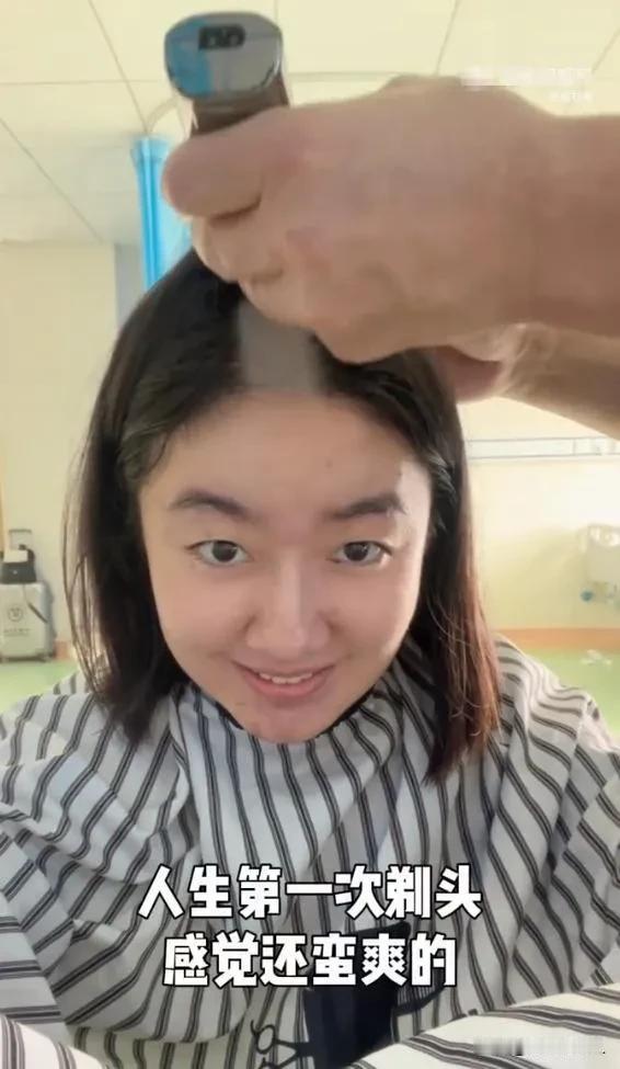 真的很心疼这个丫头的，这么漂亮的女孩却得了罕见的脑瘤，这个病很严重，当年我姥姥就