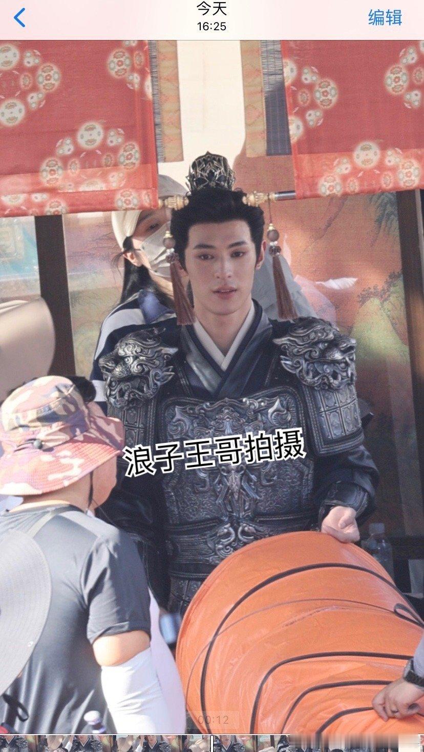 #左叶热的直接拿空调机吹风# 左叶《绾心记》拍戏现场，拿空调机驱热。 ​​​