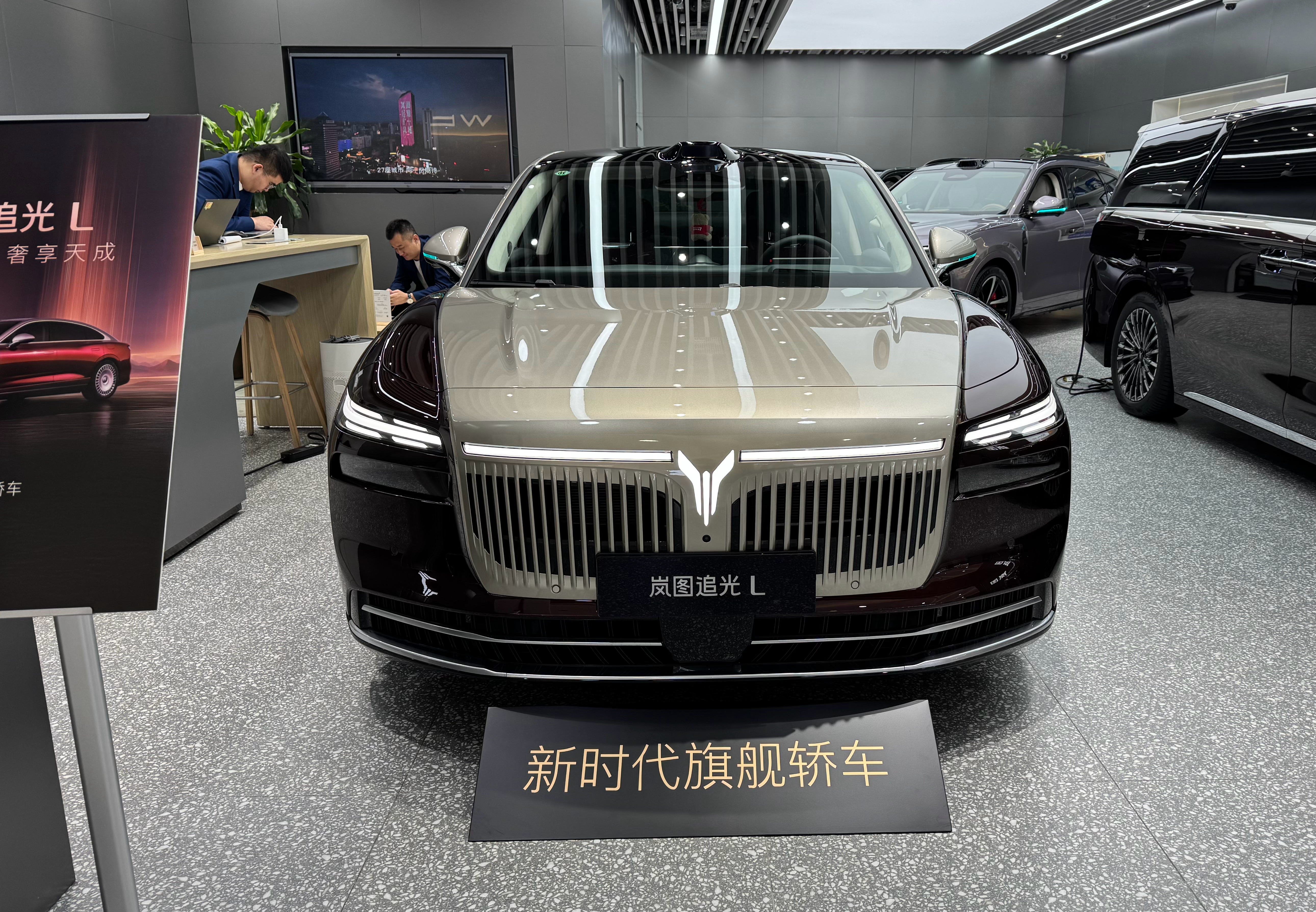 岚图追光L的前脸是真舒展、豪华。设计语言灵感是鲲鹏展翅，然后，我特意数了一下，中