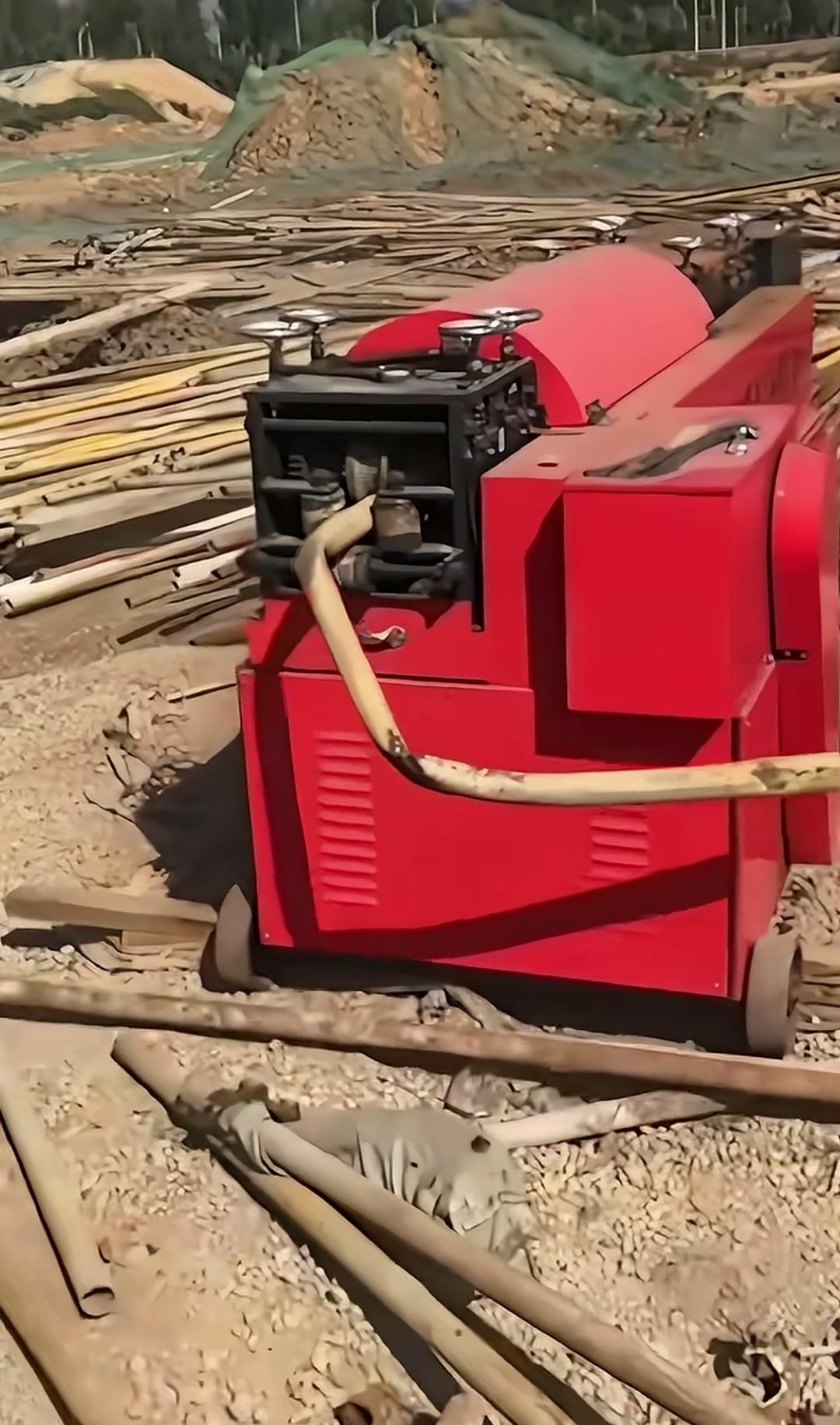 把弯曲的钢管用机器调直后刷漆，再拉回工地使用，这难道不是坑人之举吗？
起初，我看