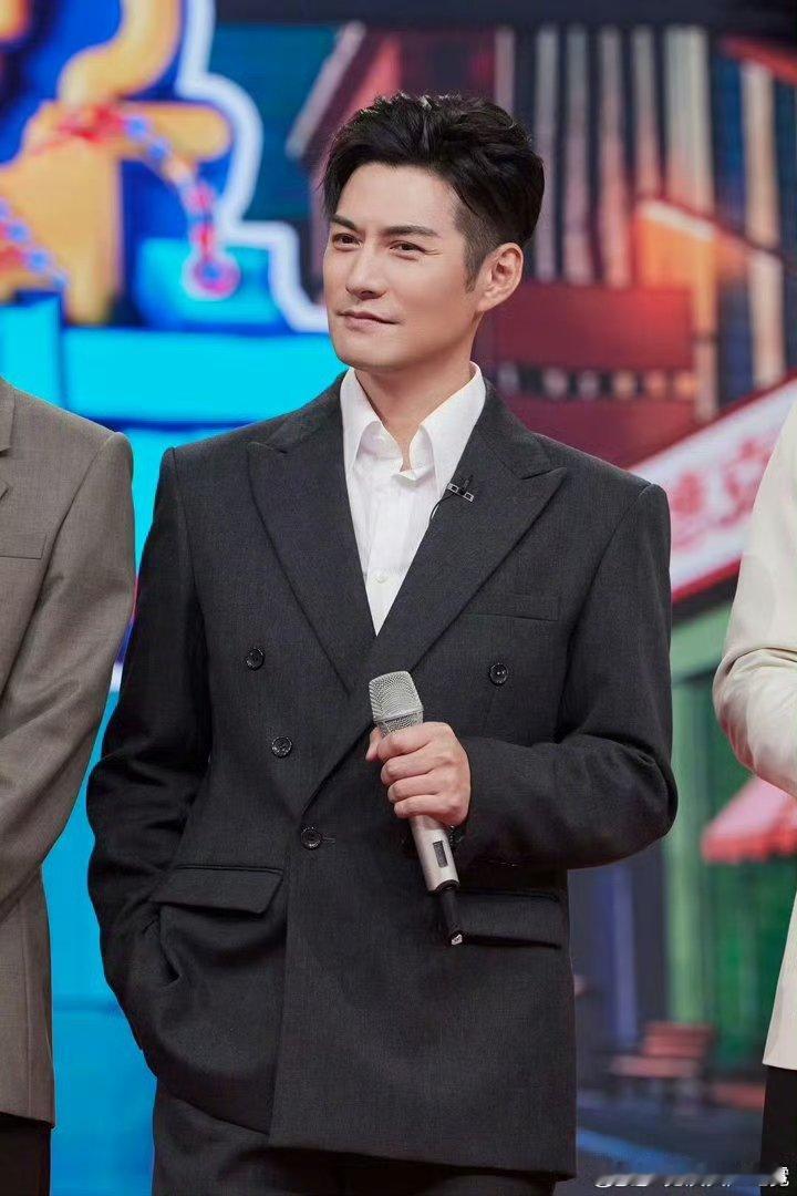 胡兵的秀场办到好六街黑白西装杀！胡兵的开场秀直接成为全场视觉中心 