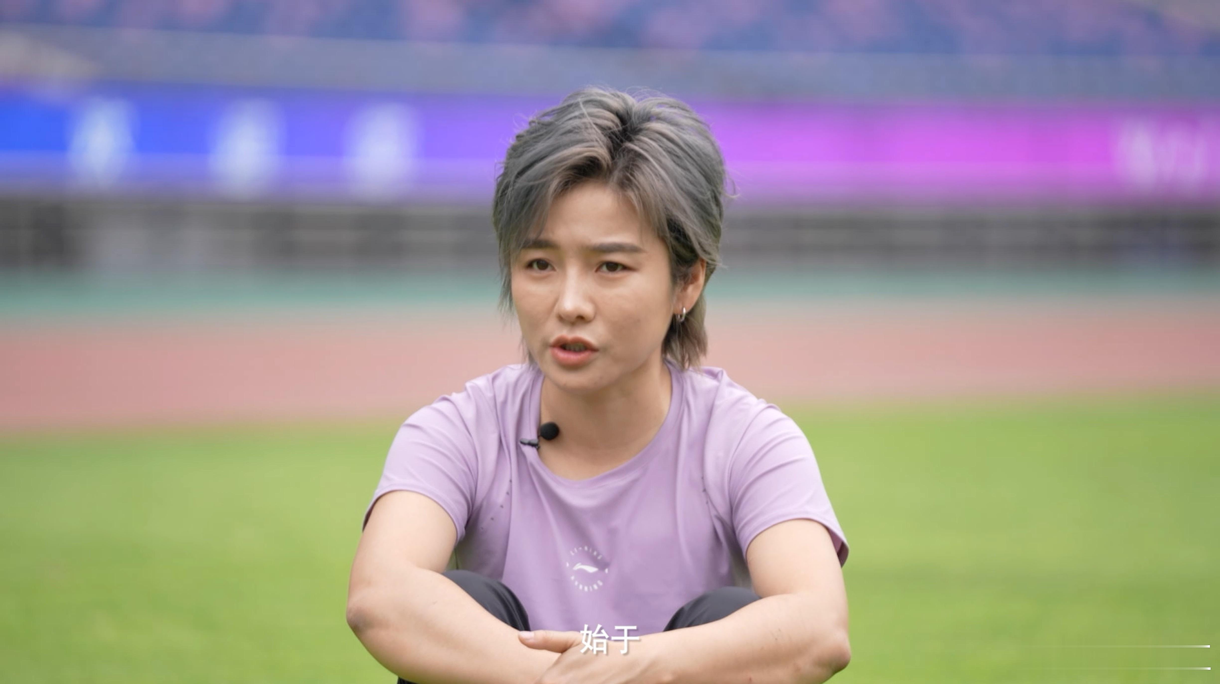 许飞在杭州分享跑马10年感悟许飞亲测跑步能治精神内耗 许飞的跑马十年，是坚持更是