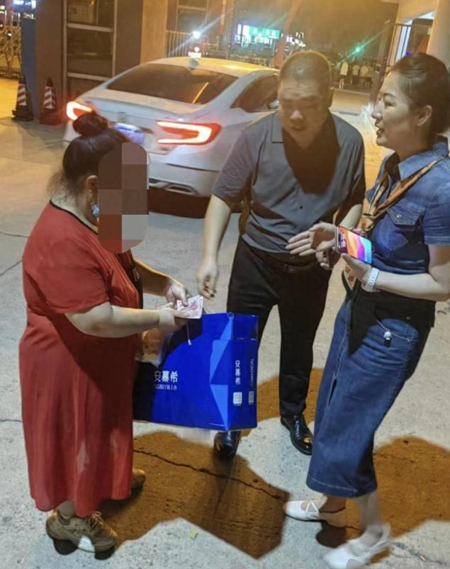 “暖心！”周口一大学生到校报到，交完学费后身上只剩两元，连回家的车票钱都拿不出来