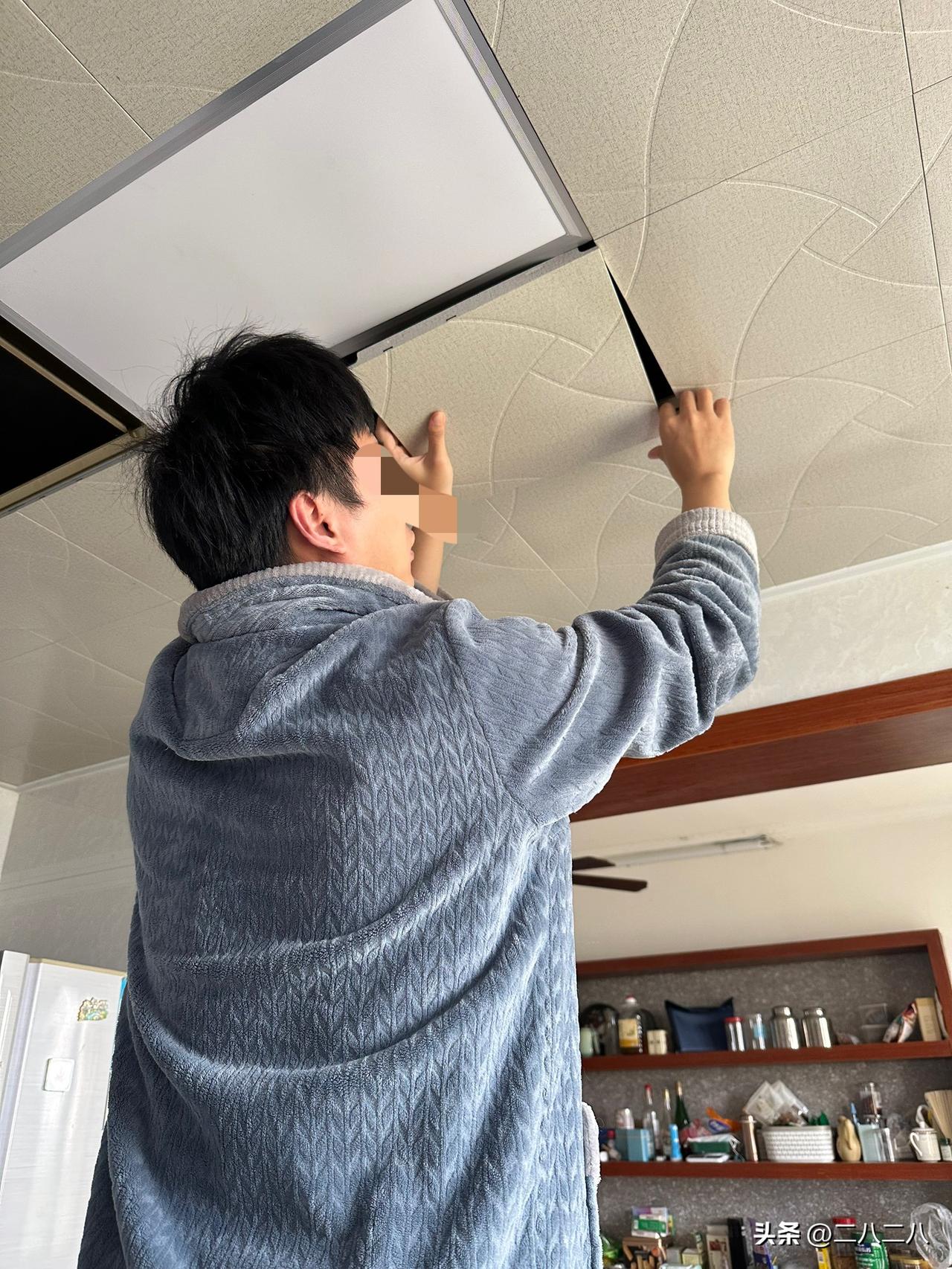 厨房吊顶的灯不亮了，我下单买了一个，儿子帮我换。

前几天下单买了一个厨房的平顶