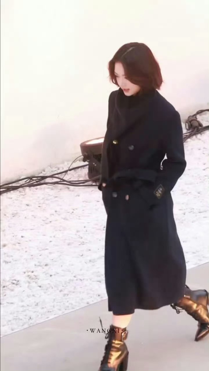 赵今麦整个北京最严厉的妈咪黑色大衣配短发太酷了！麦麦好适合这样的造型～里面的牛仔