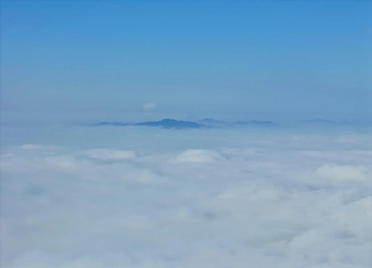 今日的遵义是棉花糖的世界
在阴霾遮住你的双眼时
也许
努力站在更高的纬度
能看到