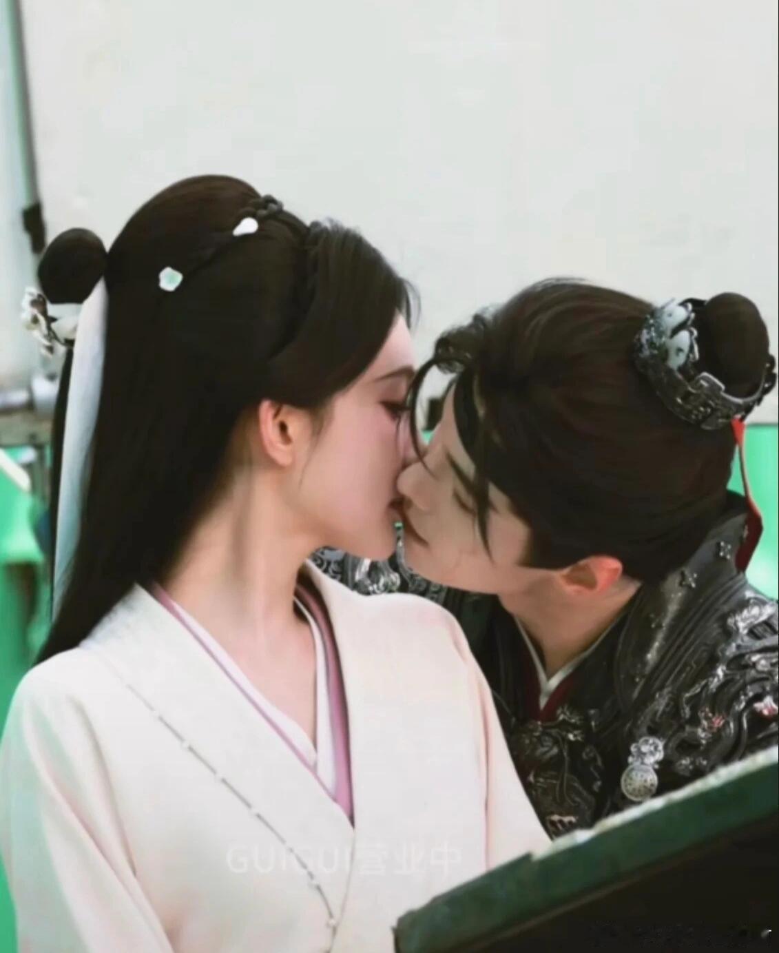 孟子义何与眼里没有一丝暧昧孟子义和何与对视全程零暧昧，眼里全是不服输的胜负欲，针