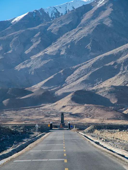 晨雾中的岔路口总让人驻足，左边是安稳的坦途，右边是棘刺丛生的山径，而前方是迷雾笼