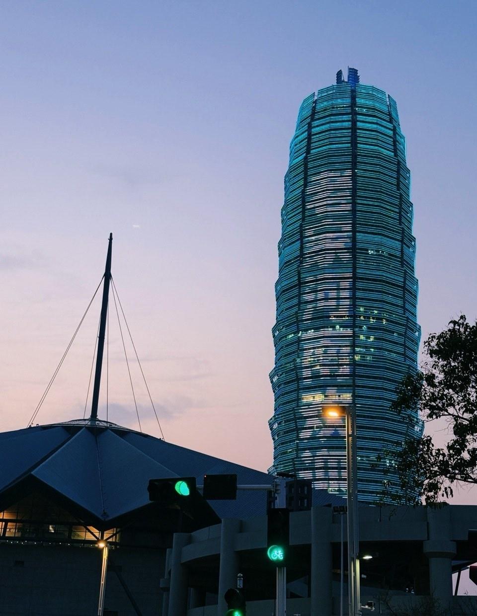 郑州地铁 暮色漫过天空，大玉米在蓝调时刻亮起，晚风里藏着整座城市的温柔与浪漫。（