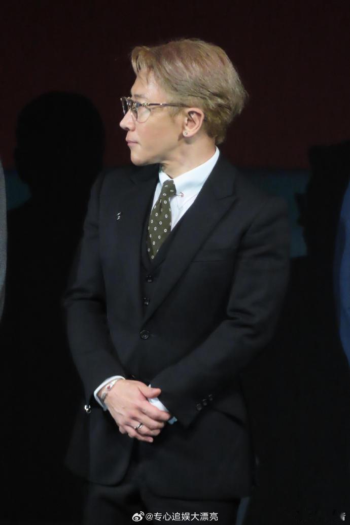 刘谦说胡兵银发第一帅自己第二帅 不得不说刘谦的反应速度绝了，临时被cue还能如此