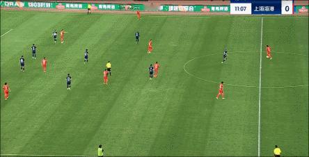31岁的徐新中路挑传撕开武汉整条防线，36岁的左后卫王燊超居然像个中锋一样插入禁