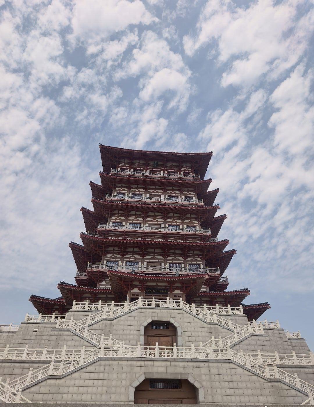 让我再记录一下这漂亮的蓝天白云吧～就靠这张照片让我熬过这六天啦～牡丹博物馆共赴神
