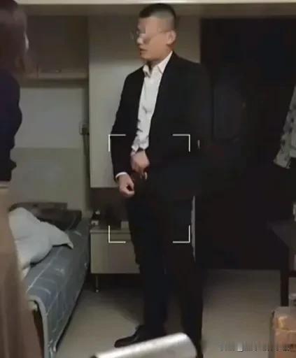 这位正装眼镜斯文男居然也喜欢红姐，这眼睛西装男子，一身黑色西装，白色衬衫，金变眼