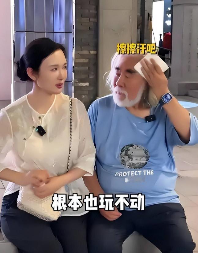 近日有人爆料，一位粉丝曾问杜星霖女士，你到底是爱张爷爷的金条还是才华呢？杜星霖不