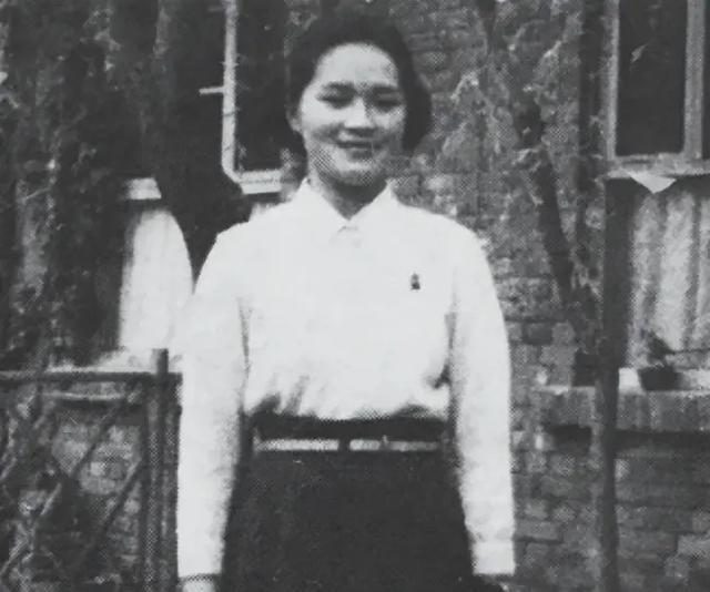 钱瑗1973年因请钟点工洗衣服被邻居濮良沛扇耳光，她妈杨绛62岁冲上去护女儿，反