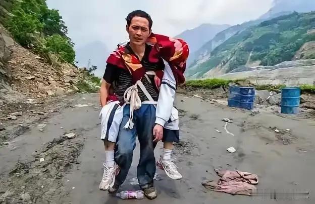 “不用看了，他已经死了。”2008年汶川地震中，一位父亲背着高大的儿子，徒步25
