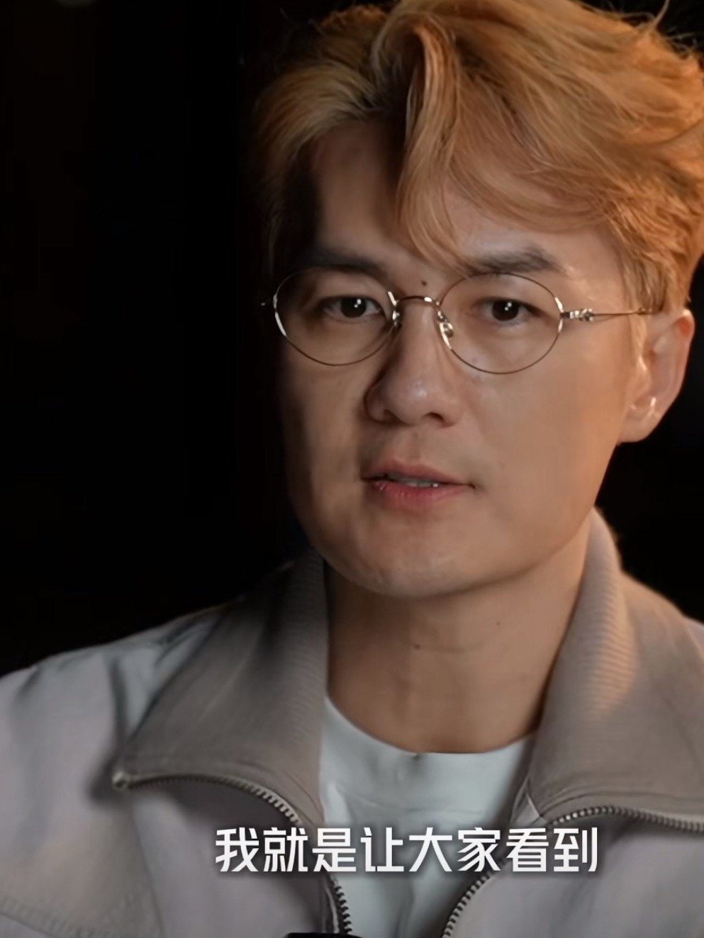 吴克群人民日报撰文从聚光灯到巷陌乡野，吴克群用行动诠释流量的温度！陪菜农挤公交、