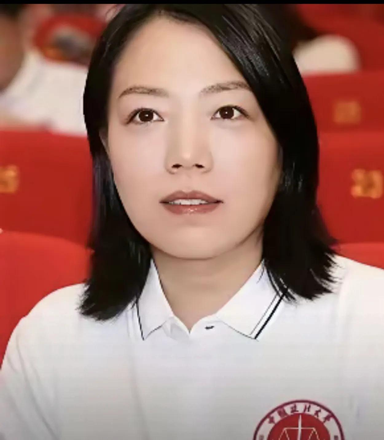 家人们谁懂啊，姗姗这几年在木个故事里，看到有些人啊，姐姐说木些人为了钱，连脸都不