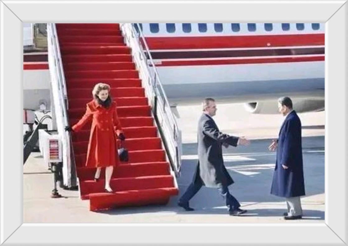 这张照片拍摄于1972年2月21日，美国总统尼克松历史性的“破冰之旅”访华。
