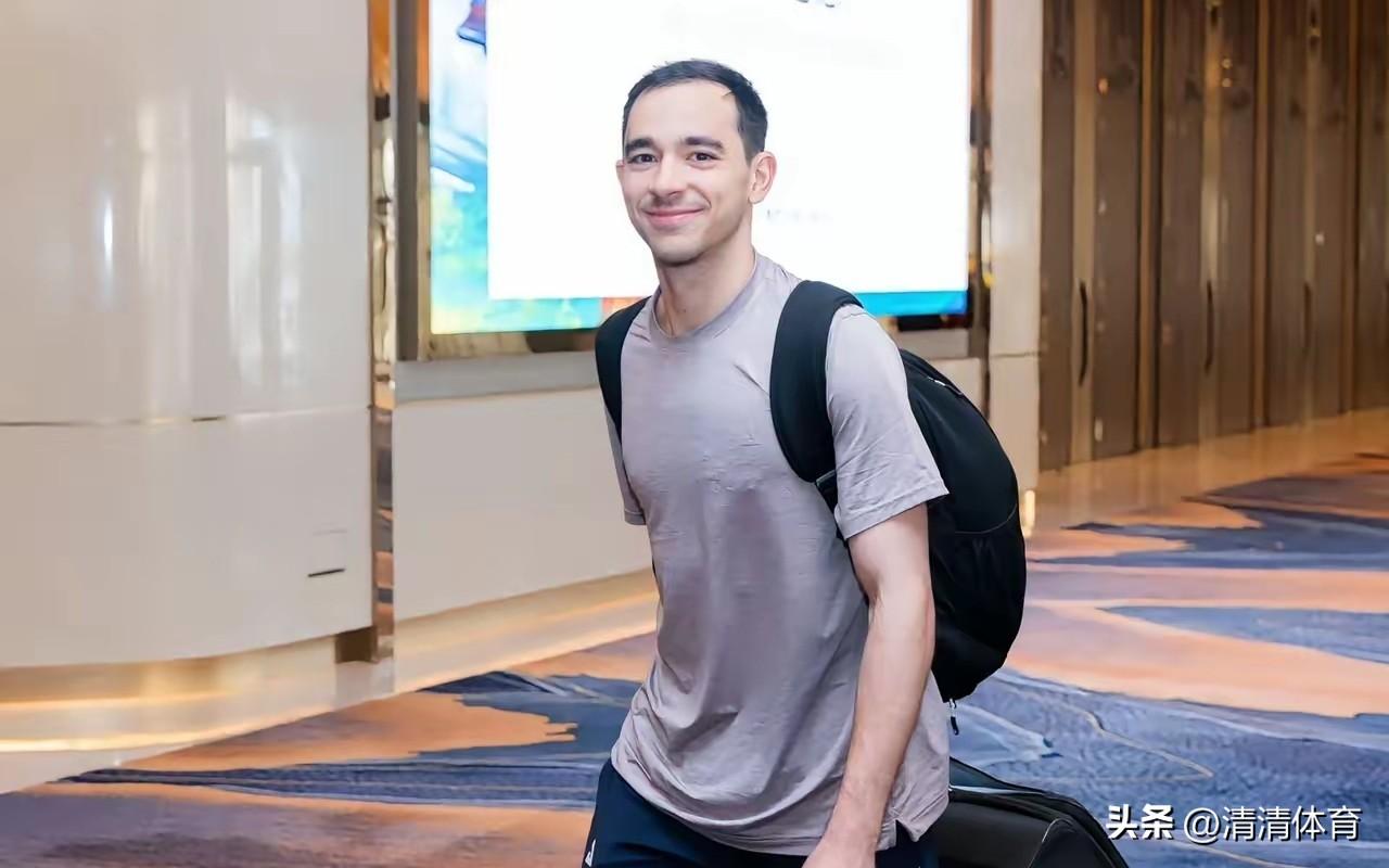 雨果与女友高桥布鲁娜并肩抵达澳门，备战世界杯。雨果一身浅灰运动装，笑容温和松弛，