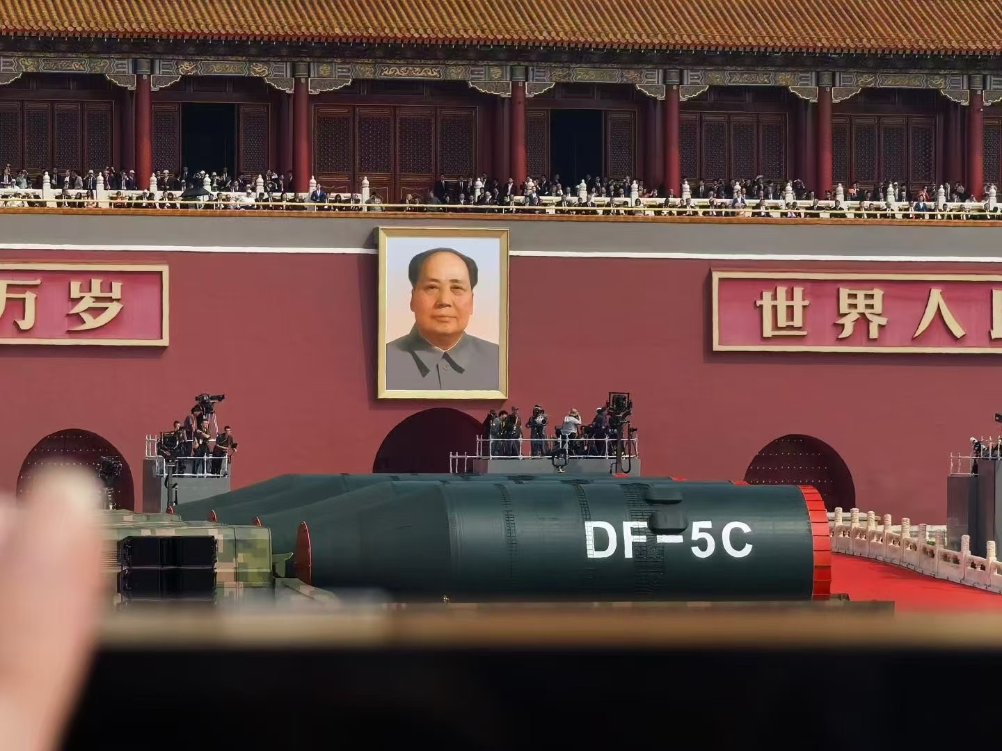 去现场观礼的明星看了下，明星是真不少，也有些企业的领导。朋友圈还刷到了，真在现场