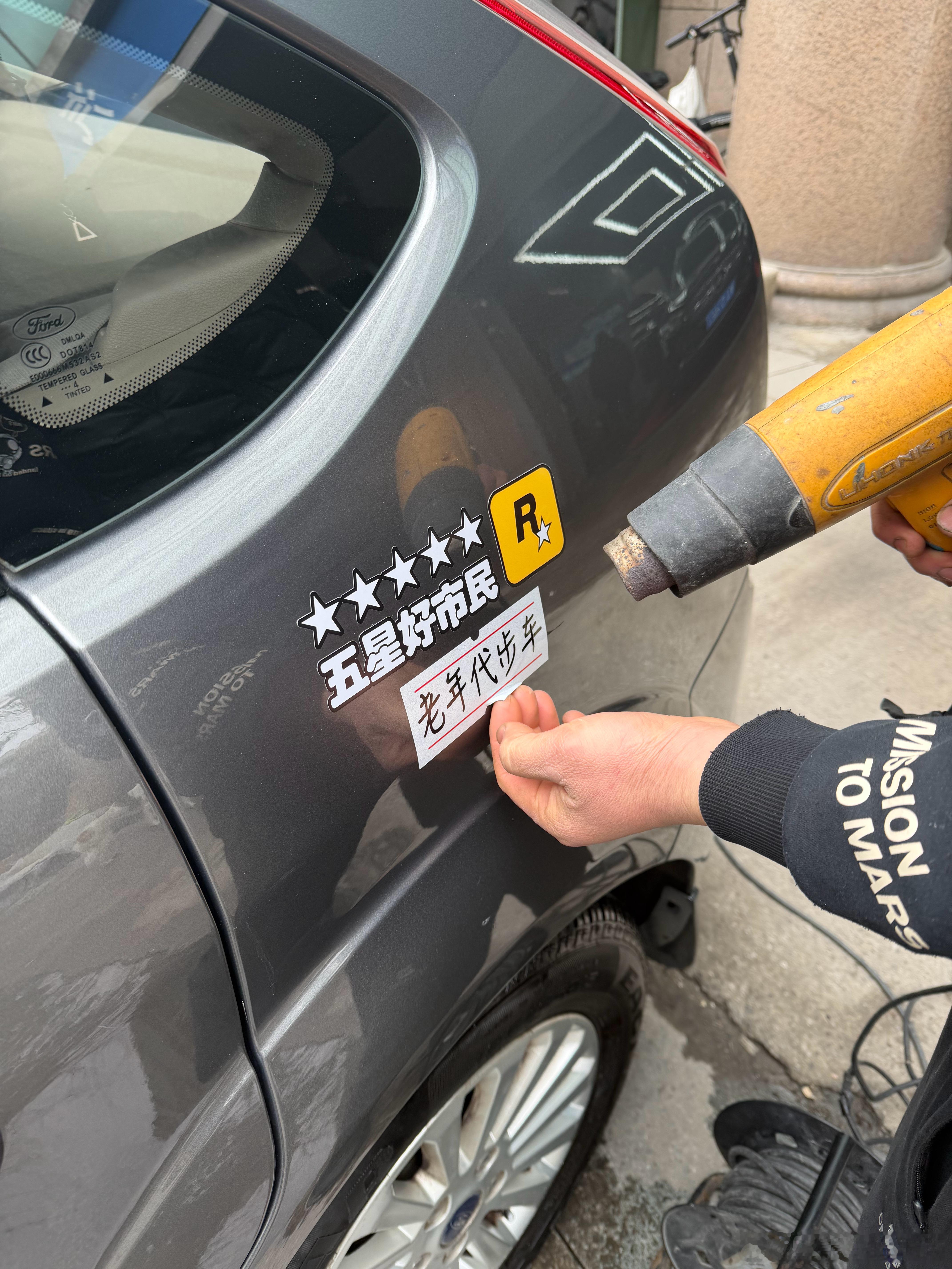 福克斯已售…原本我想着原车主这个贴纸挺有意思的，但我一想买家给父亲买的，这会不会