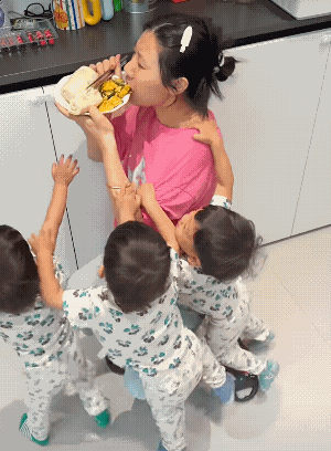 这位妈妈太聪明了，先激发他们的食欲，然后再给他们吃的，比那些爷爷奶奶就聪明很多，