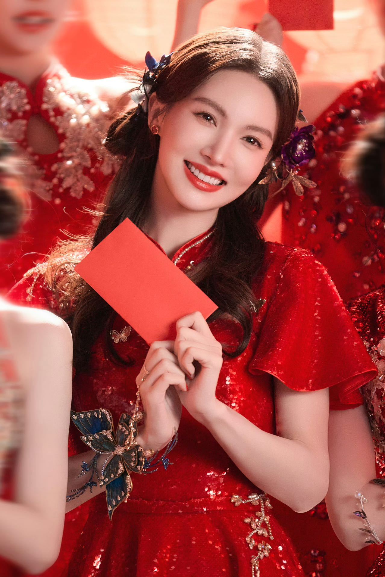 直到现在还记得金晨在春晚时候一身红裙的表演 真的太美了，阳光明媚有着过年的喜庆感