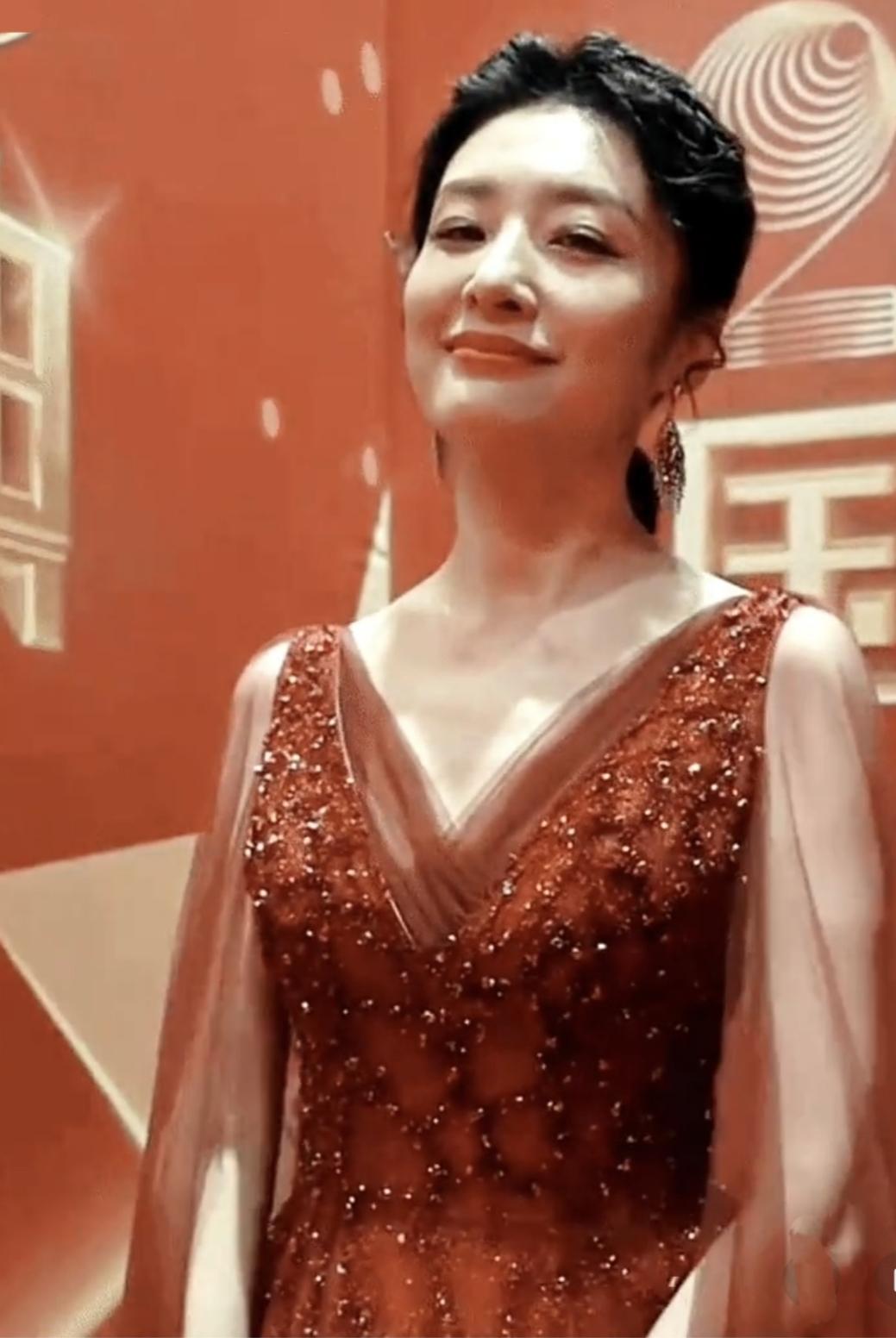周涛这个眼神是在卖萌吗？她的意思是说姐姐漂亮着呢。😊😊😊