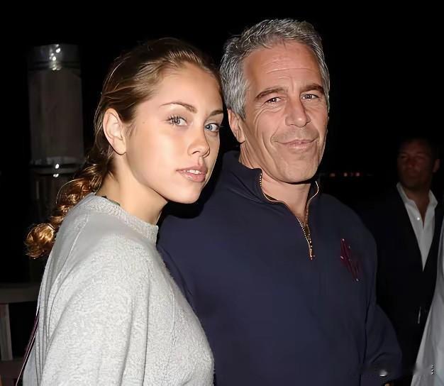 与爱泼斯坦在一起合影的这些女子，每一个人看起来都是很漂亮的，说明这个人在对女性的