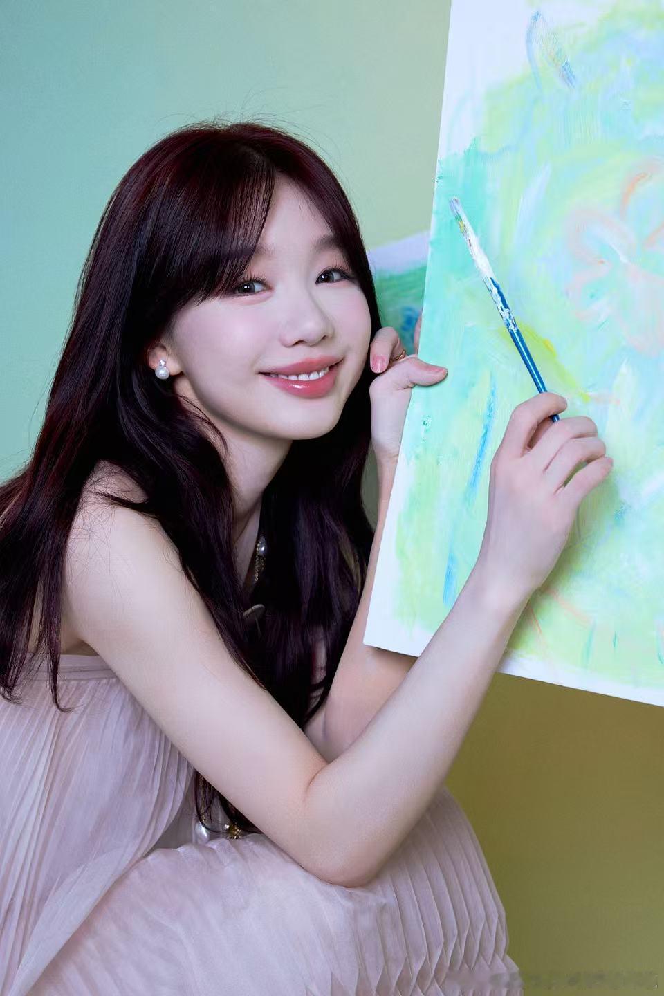 青柠撞鹅黄的渐变里，徐梦洁像裹着一身柔光走来。浅粉纱裙垂落的褶皱，巨型纸花晕染的
