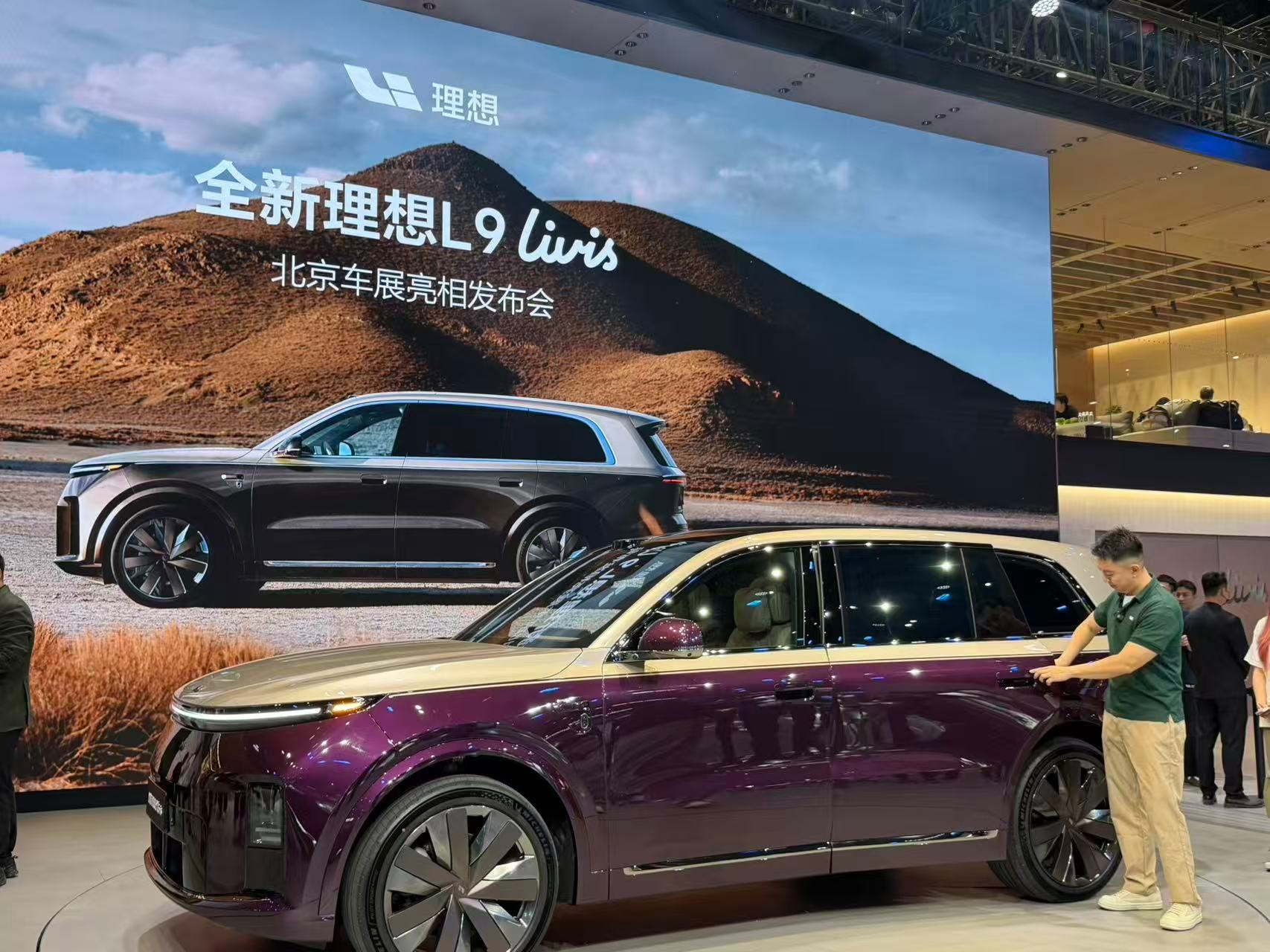 北京车展首日，理想CEO李想到访大众展台，期间体验大众ID9. ERA 9X，李