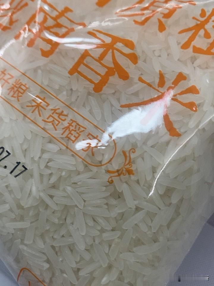 在饭店大堂抽烟，你支持还是反对餐馆吸烟 餐馆抽烟 饭店吸烟 职场抽烟 抽烟礼仪 