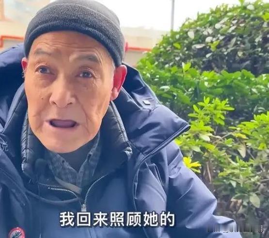 “滚回你的美国去！”一个行动不便的老人，坐着轮椅，搭乘美国航班不远万里回到家乡上