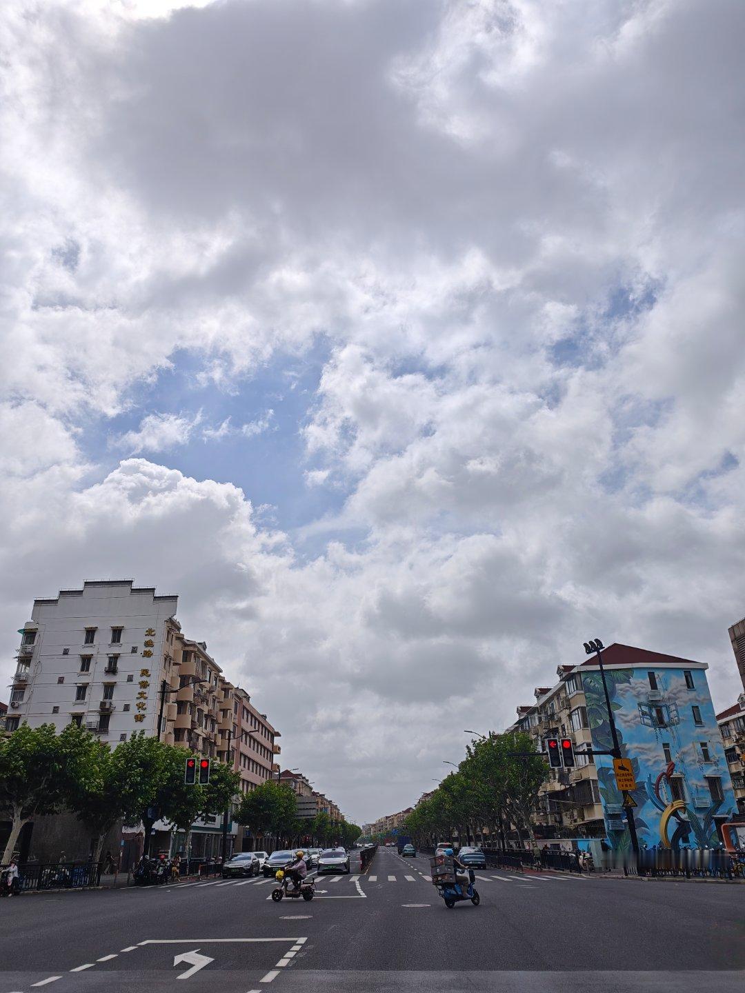 本以为来上海会挨浇，没想到变成了躲雨。好了，回北京了