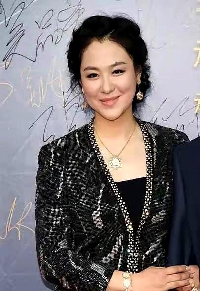 2010年，沈傲君怀孕6个多月时，丈夫在国外出差，夜里隔壁大姐突然来敲门，哭着转