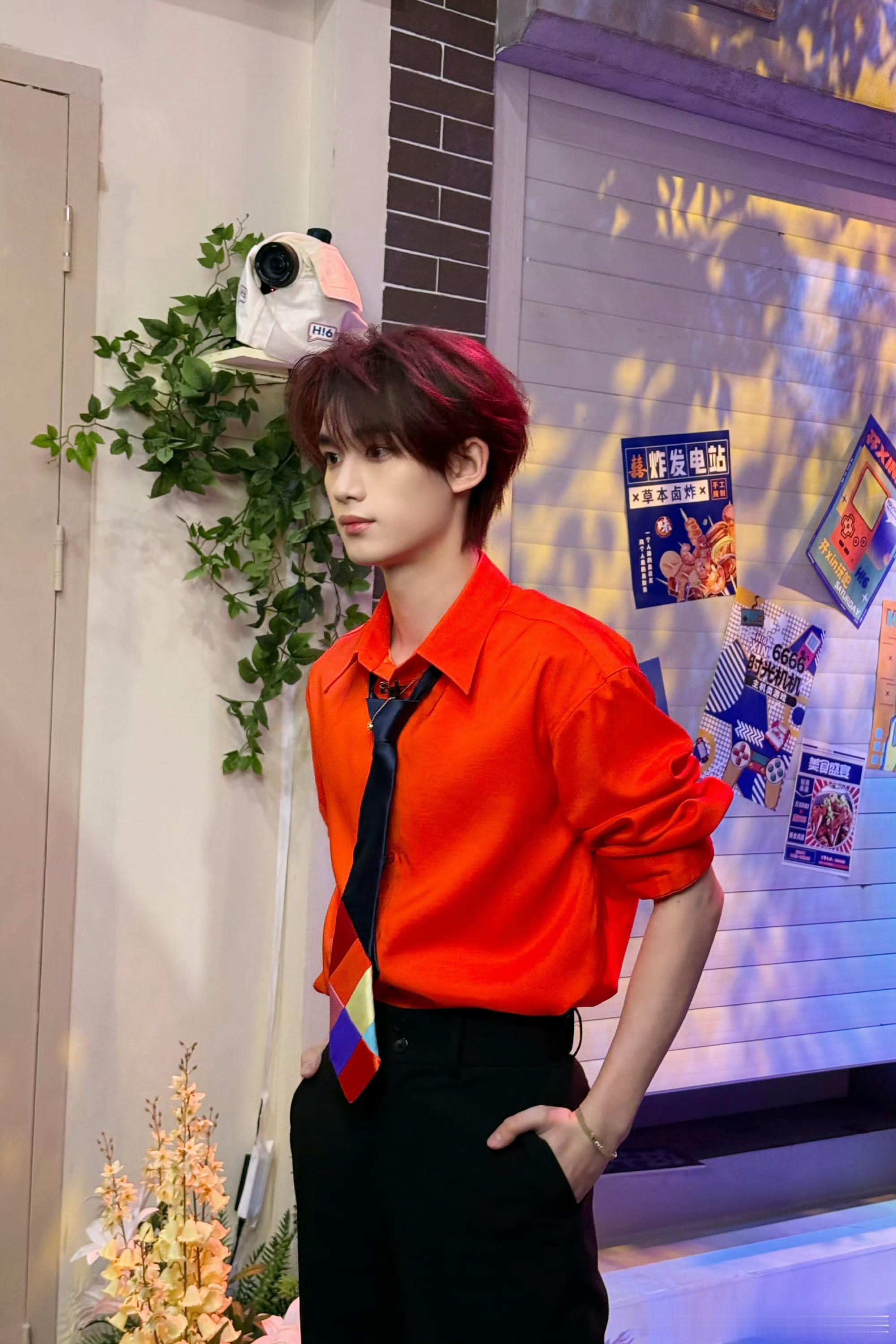 丁程鑫帅哥在上班丁程鑫晒帅照丁程鑫晒帅照，帅哥在上班，确实很不错 