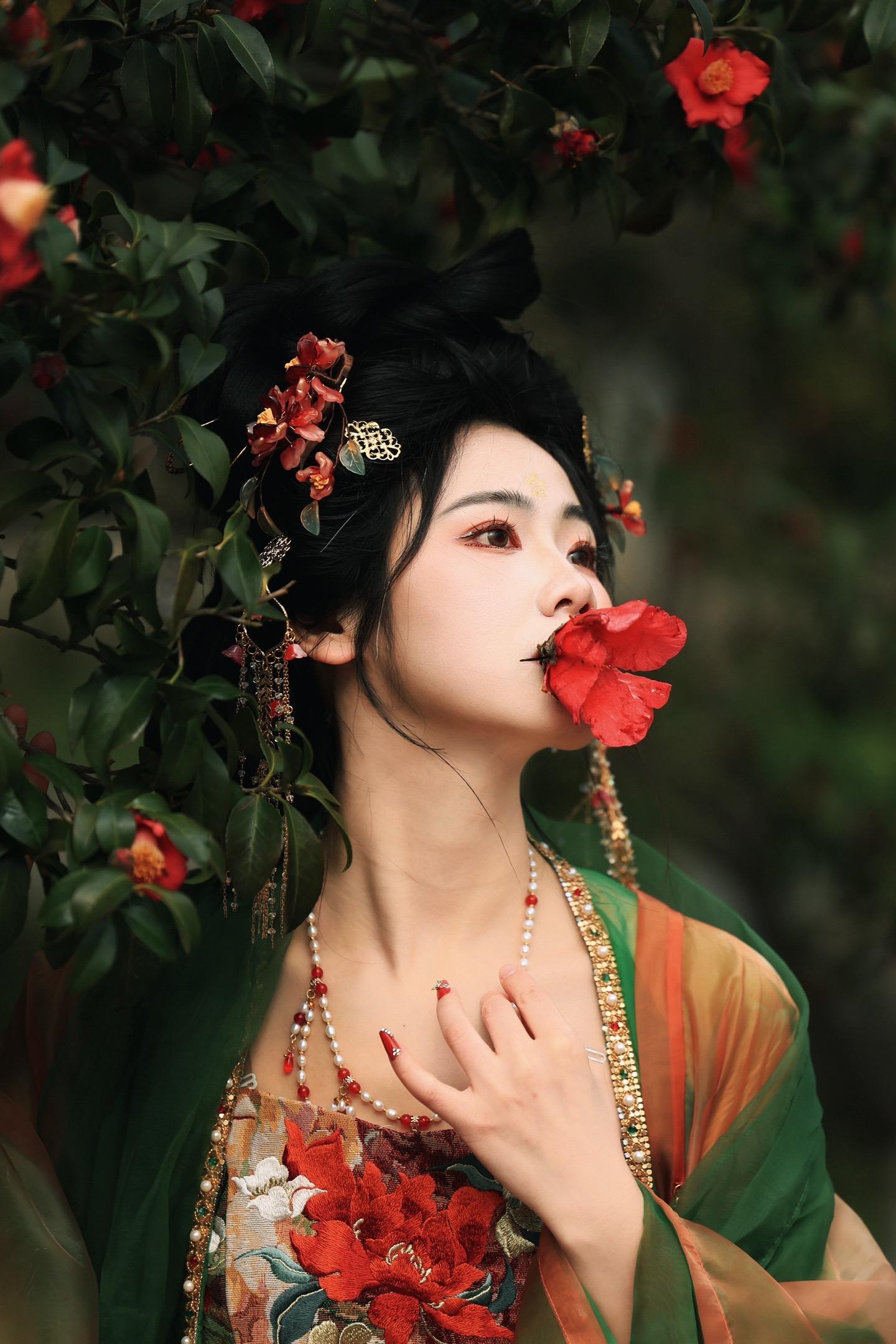 佳能VS富士（第一弹）之山茶花➕汉服。📍：南京玄武湖
📷：佳能R6 Mark2～RF70-200f2.8➕富士XT5～唯卓士75mmf1.2
💄：涂七七「山茶」～十二花神之山茶花神
🧚🏻： 
🔖：“山茶花不懂白玫瑰，北山的风吹不到南山尾”两款人像直出神器，佳能VS富士，哪款可以get你的心？