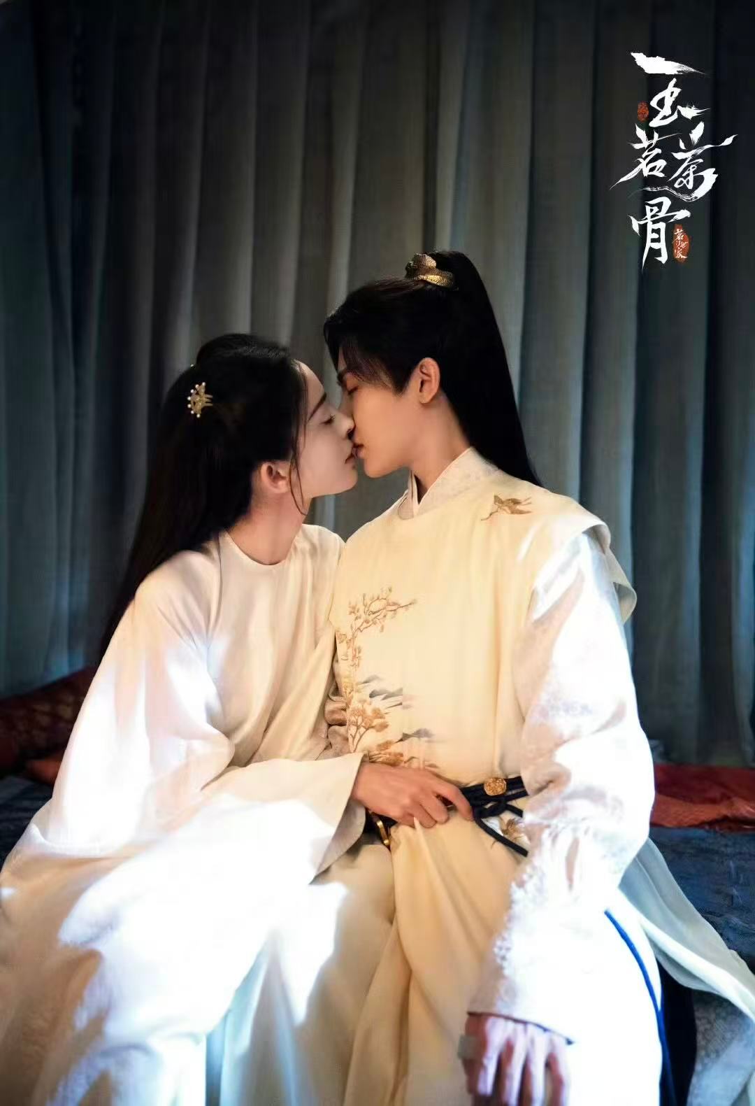 古丽娜扎侯明昊吻戏剧照 ​​​ 好美的吻戏，好伟大的两张脸！！！ ​​​