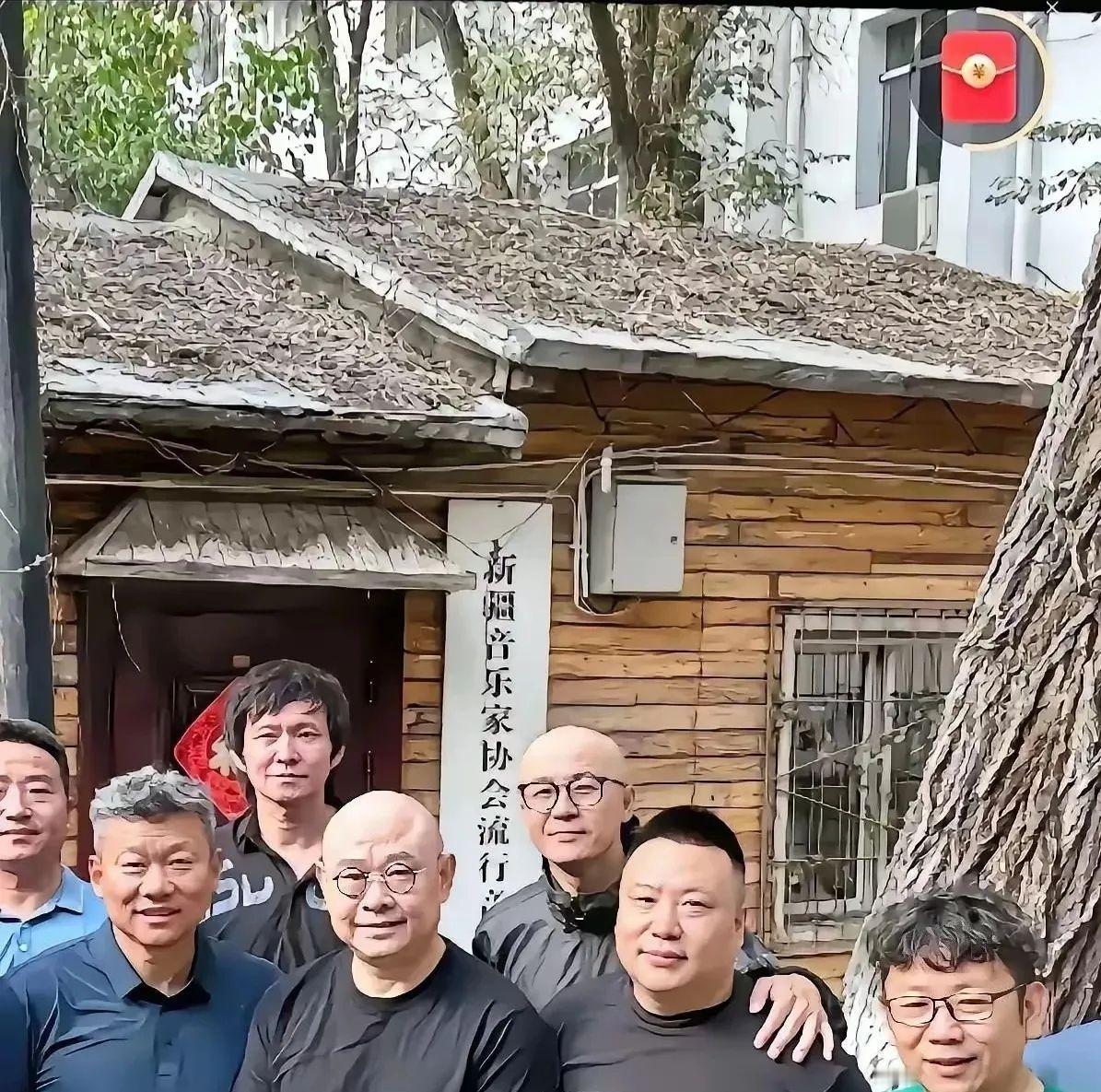 低矮的土坯房紧贴着气派的新疆音乐家协会大楼，墙根裂开的口子能塞进整只手。刀郎曾蜷