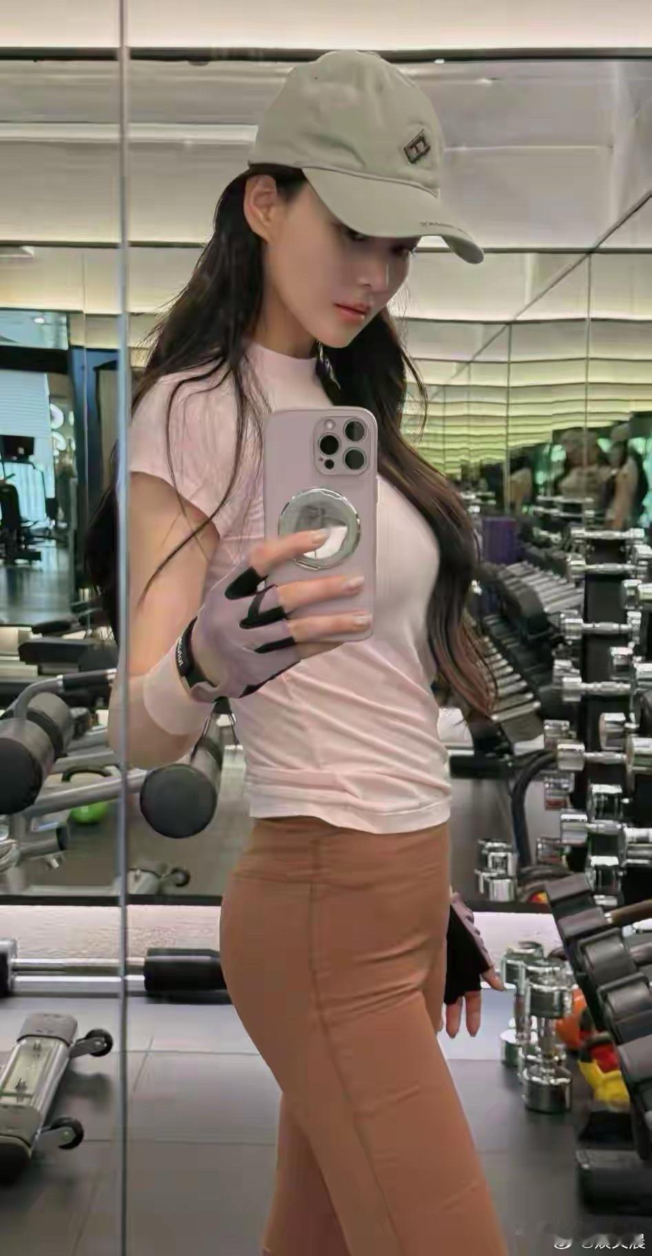 张馨予身材也保持得太好了吧！完全看不出是生过孩子的人，这份自律太让人佩服了！ 