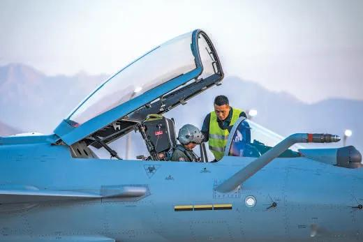 北部战区空军航空兵某旅组织空中对抗训练 ​​​
