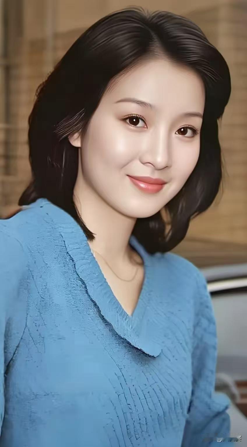 蓝衣美人
一袭蓝衣映绮霞，
娇容浅笑似春花。
盈盈顾盼风情绕，
恍若天仙降世华。