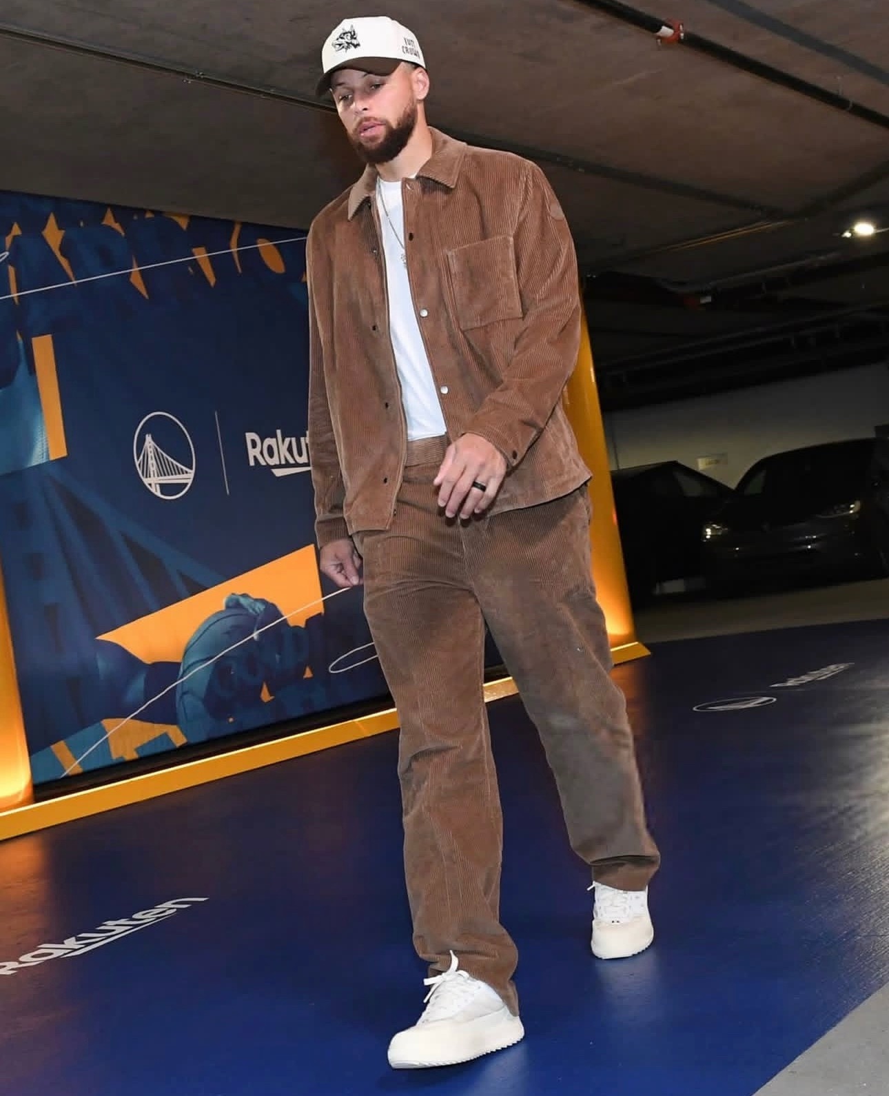 问了下Curry Team今年没有和Moncler合作的企划，纯是有什么穿什么不